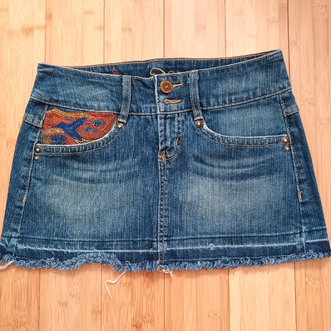 Grane Distressed, Embroidered Pocket Denim Mini-Skirt Size 5 Juniors